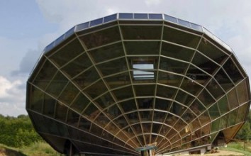 Экологический дом в форме волчка построен во Франции