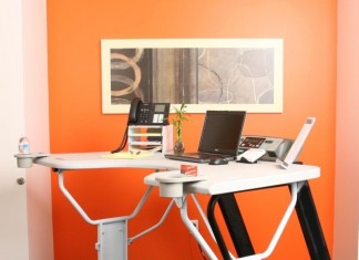 Беговая дорожка-стол позволяет работать при занятиях спортом и наоборот Trek-Desk