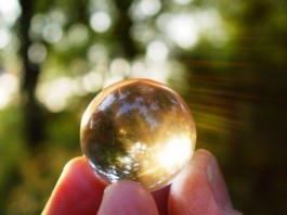 Ученые задержали свет внутри кристалла на целую минуту свет внутри кристалла