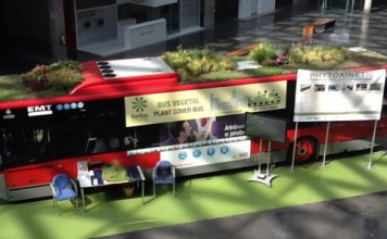 Необычный автобус с газоном на крыше автобус с газоном на крыше