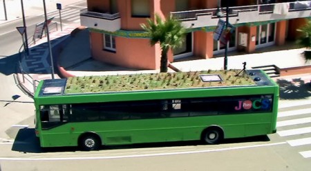 автобус с газоном на крыше 