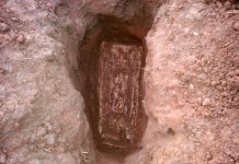 гроб с останками ребенка