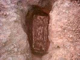 гроб с останками ребенка