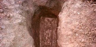 гроб с останками ребенка