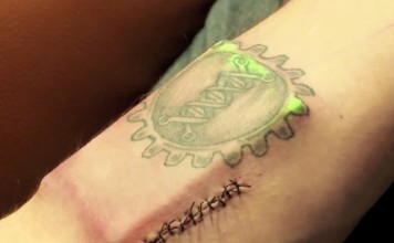 Мужчина вживил себе компьютер в руку киборг