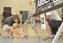 Двуногий робот