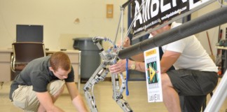 Двуногий робот