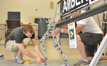 Двуногий робот