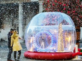 Самый большой в мире LEGO Snow Globe загорается в Лондоне Снежный шар из ЛЕГО.