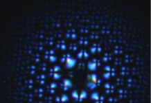 Выращен жидкокристаллический «цветок» для линз Жидкокристаллическая линза