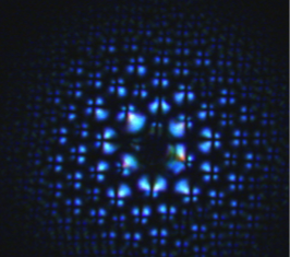 Выращен жидкокристаллический «цветок» для линз Жидкокристаллическая линза