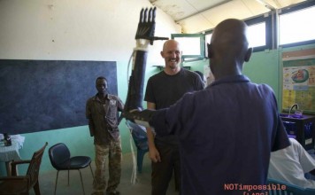 Новый дешевый протез помог первым пострадавшим (видео) RoboHand