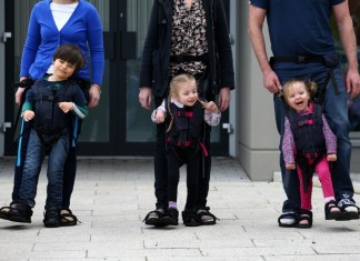 Дети инвалиды могут ходить с родителями с помощью Upsee (видео) Upsee