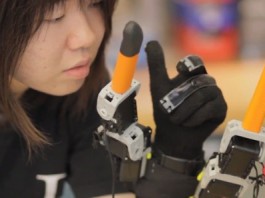 MIT добавляет два автоматизированных пальца к человеческой руке supernumeraryroboticfingers
