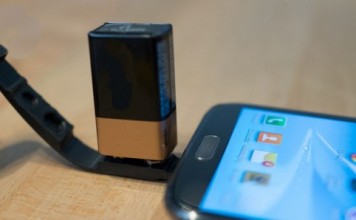 Plan V позволяет Вам зарядить свой телефон, используя 9-вольтную батарею plan_v