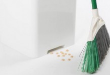 Мусорный бак Bruno сам собирает в себя сметённый мусор bruno