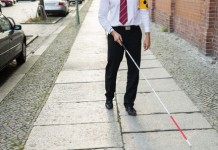 Трость XploR позволяет слепому разыскать дорогу к дому членов своей семьи или друзей xplor-cane