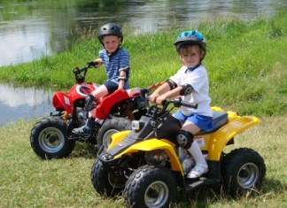 Дети за рулём: большие игрушки для маленьких водителей