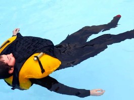 Пуленепробиваемый спасательный жилет FATS сам надувается, когда касается воды fats