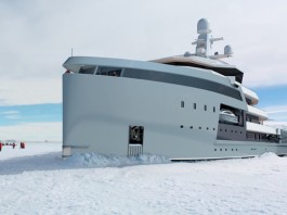 Яхта SeaXplorer разломает лед, чтобы достигнуть новых мест