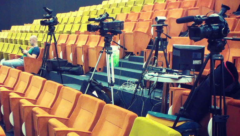 Многокамерная съемка. Камеры сцены съёмки. Съемка конференции. Сцена фотоаппарат. Трансляция через камеру