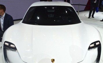 Porsche представил новый спортивный электро-кар