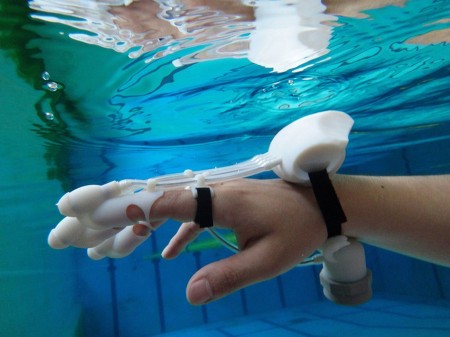 Разработана перчатка осуществляющая поиск предметов в воде
