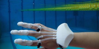 Разработана перчатка осуществляющая поиск предметов в воде