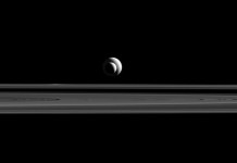 Cassini передал уникальный снимок с выравниванием лун Сатурна