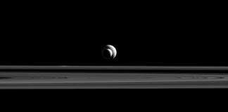 Cassini передал уникальный снимок с выравниванием лун Сатурна