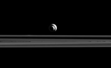 Cassini передал уникальный снимок с выравниванием лун Сатурна Cassini передал уникальный снимок с выравниванием лун Сатурна