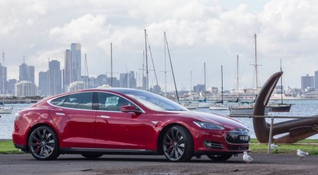 Tesla представил действующий прототип Model S' display с автопилотом