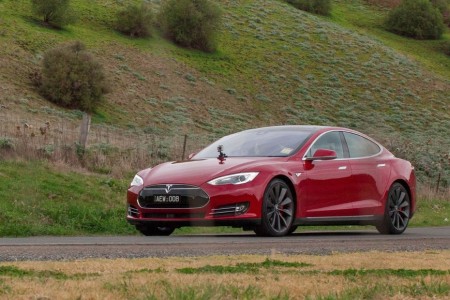 Tesla представил действующий прототип Model S' display с автопилотом