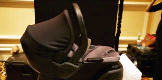 4momsвыпускает роботизированное автокресло