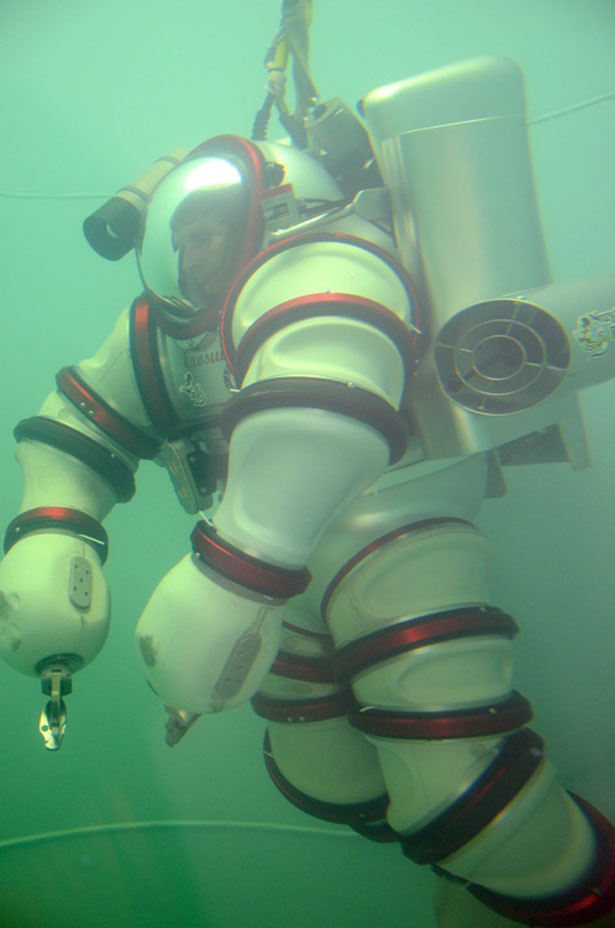 Создан экзоскелет для спуска на 305 метров под воду