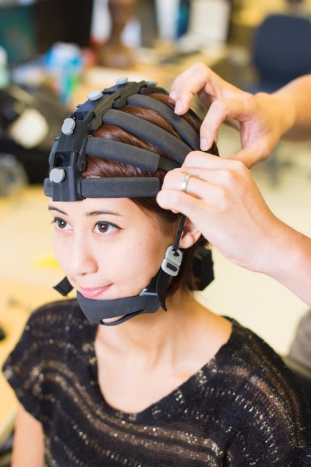 Разработан шлем, который научит управлять механизмами силой мысли