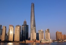 В Шанхае построена огромная "зеленая" башня