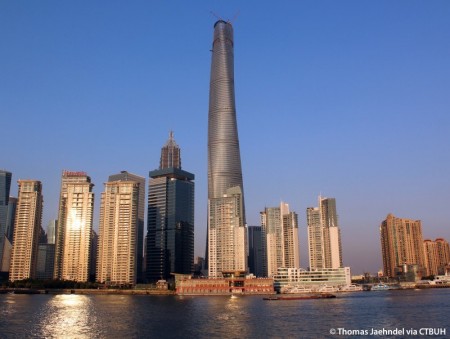 В Шанхае построена огромная "зеленая" башня