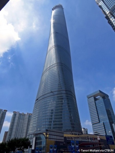 В Шанхае построена огромная "зеленая" башня