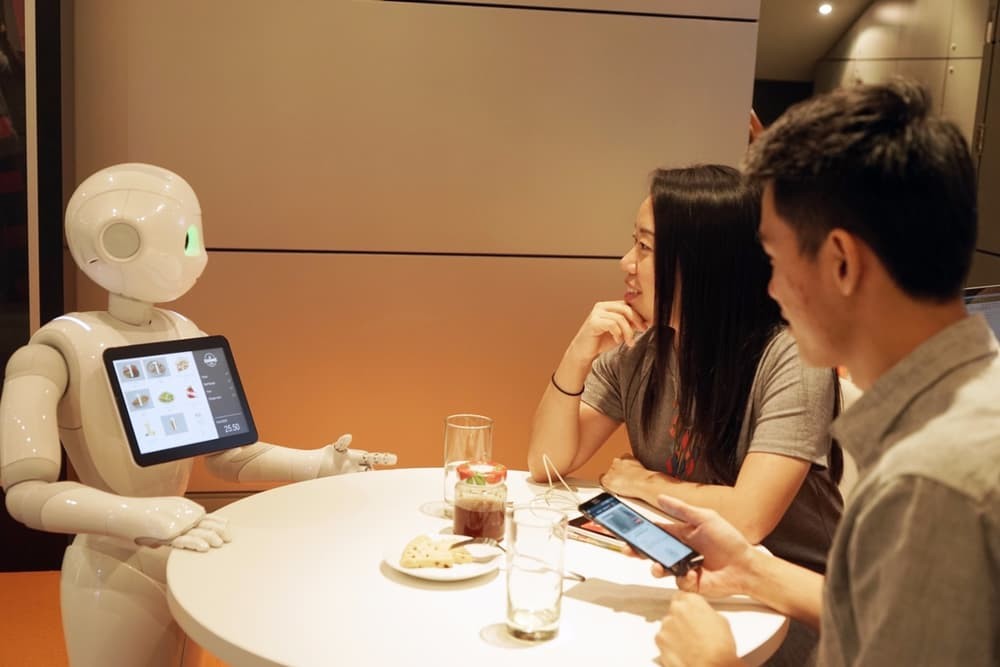 В Азии появился первый робот-официант