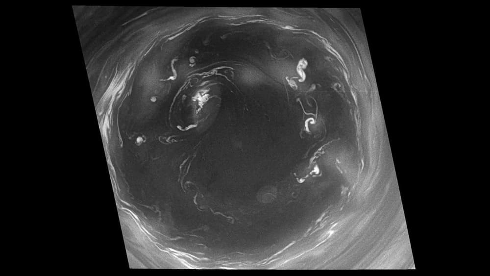 Получены новые снимки полярного шторма на Сатурне 