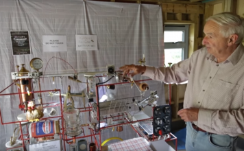 Мужья-инженеры создали автомат для помощи их женам