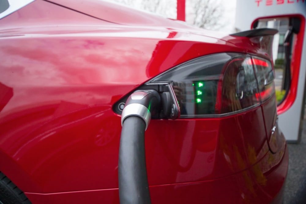 Tesla откажет в бесплатной зарядке автомобилей