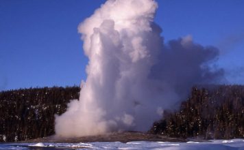 Йеллоустонский гейзер взорвался снегом