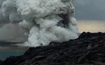 На Гавайях часть острова рухнула в океан