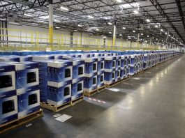 Компания Amazon доказала, что роботы не лишат людей работы