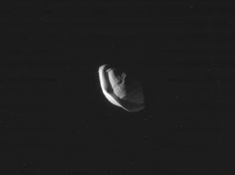Космический зонд заснял спутник Сатурна похожий на летающую тарелку