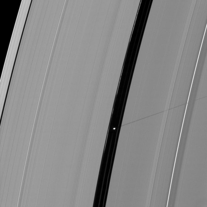 Космический зонд заснял спутник Сатурна похожий на летающую тарелку