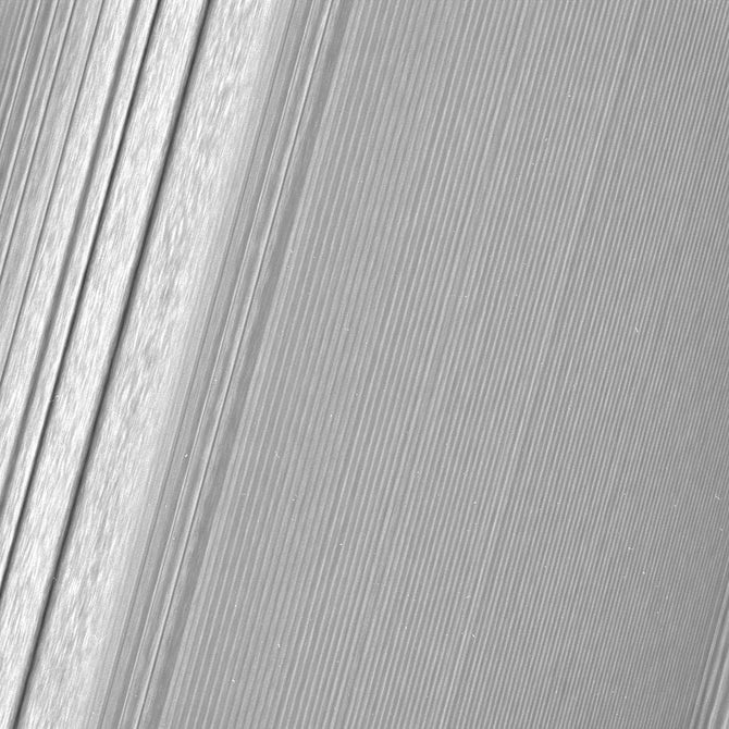 Космический зонд заснял спутник Сатурна похожий на летающую тарелку