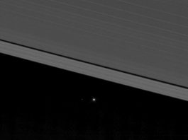 Cassini сделал снимок Земли из колец Сатурна